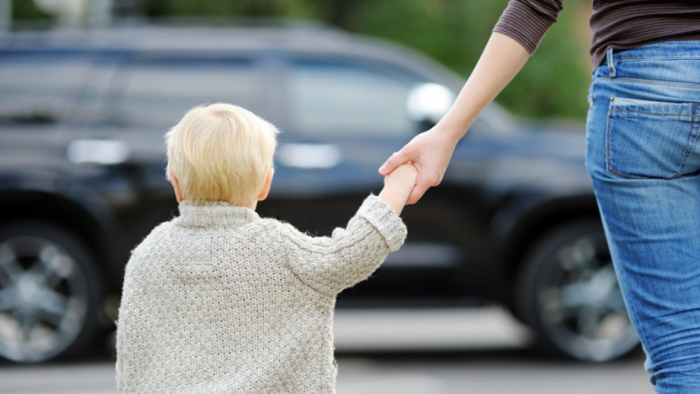 Un copil de nici 3 ani s-a urcat la volanul mașinii părinților și a provocat un accident